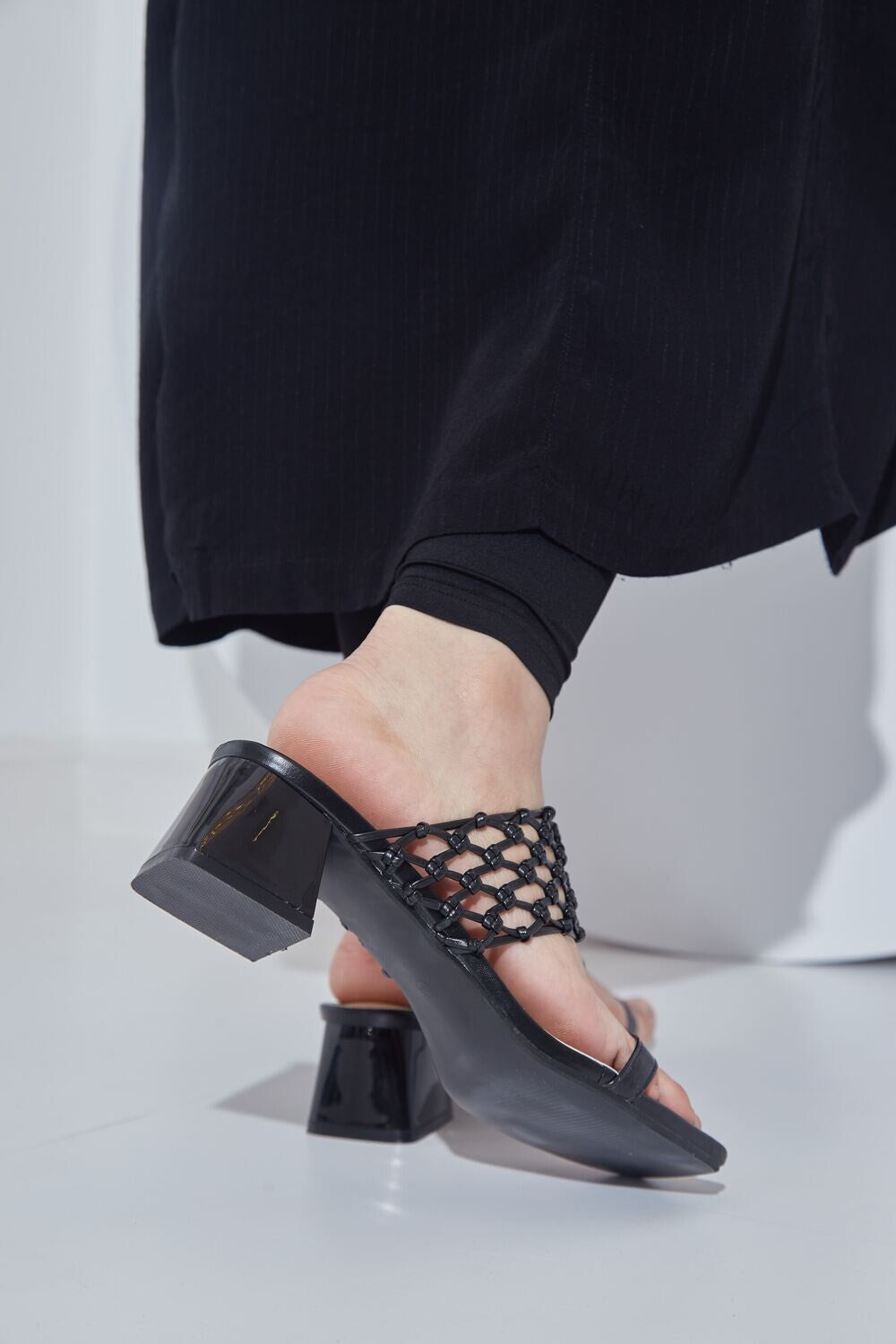 WOVEN SANDALS - BLACK